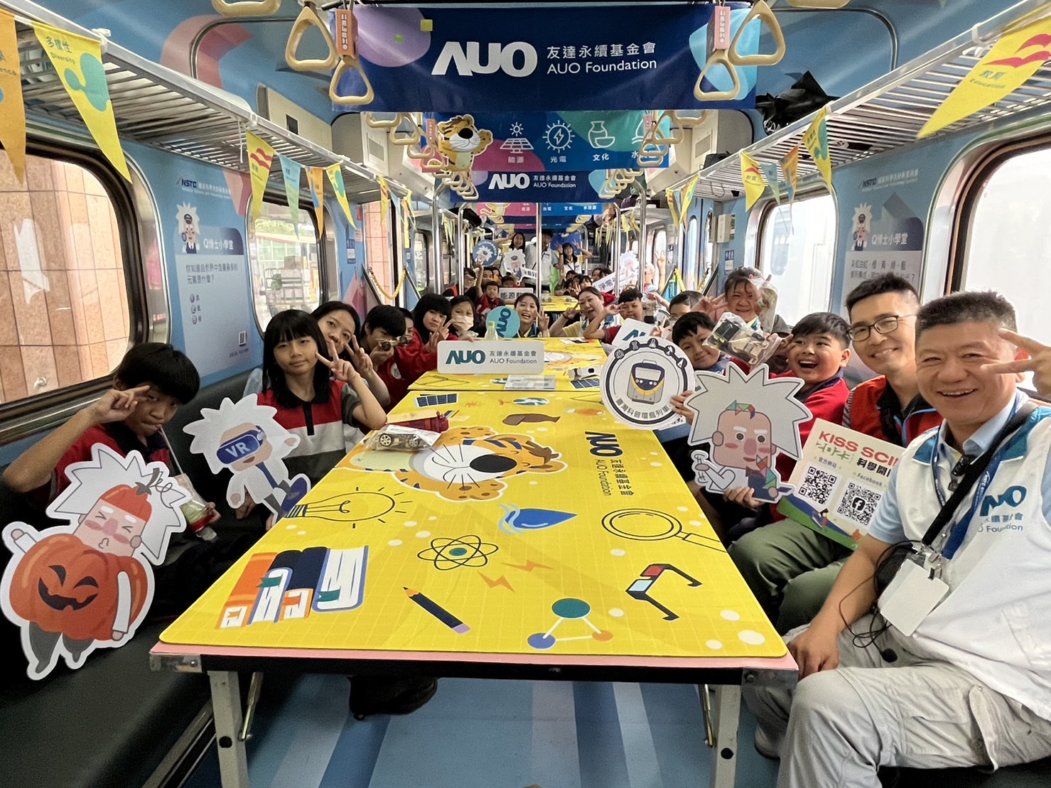 88858cc永利永續基金會參與「臺灣科普環島列車」，設計基礎科學車廂課程，以「淨零碳排和永續能源」為主題，讓學生透過創意實驗認識淨零知識，以及思考生活中的減碳行為