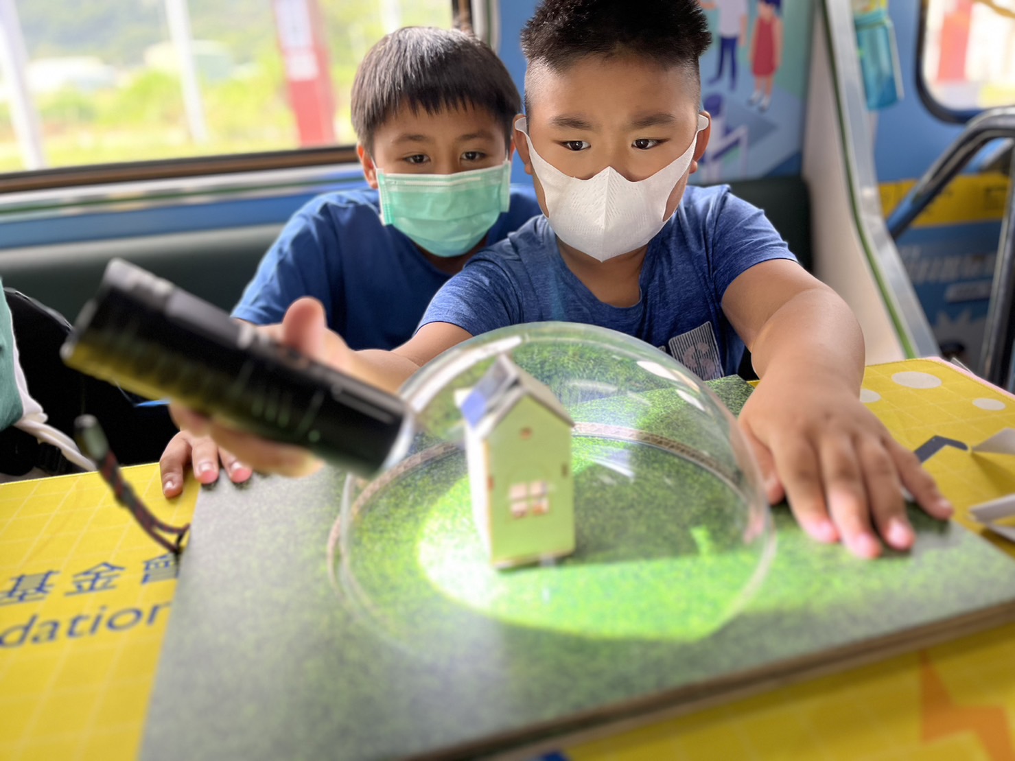 88858cc永利參與基礎科學主題車廂，以STEAM教學精神，設計「逐日科學家」、「太陽能工程師」以及「淨零建築師」三大能源科普課程和實驗